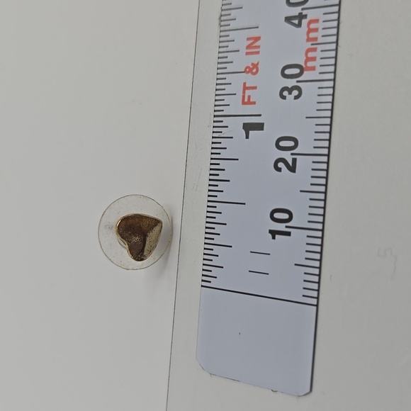 Small gold toned heart earring studs - Picture 4 of 4